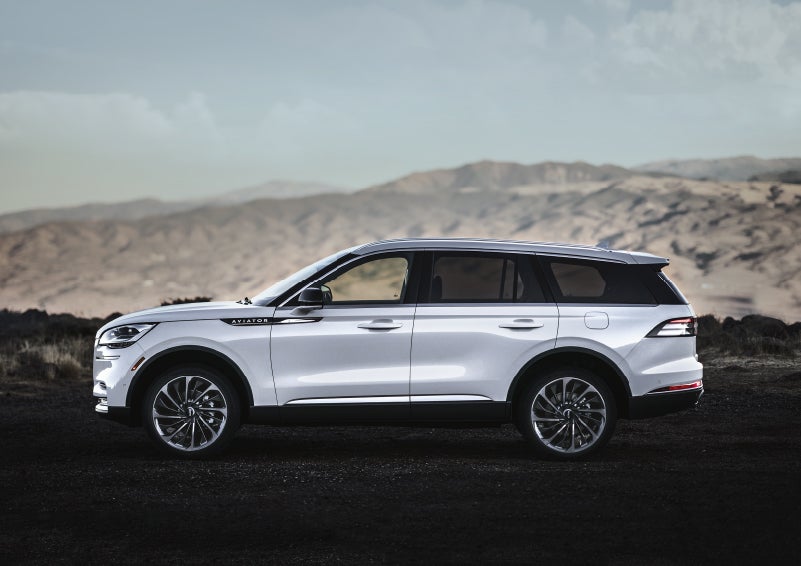 A Lincoln Aviator® SUV is parked on a scenic mountain overlook | Courtesy Lincoln in Altoona PA