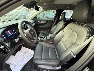 2025 Volvo XC40 B5 Ultra Dark Theme