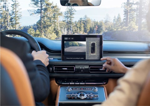 The 360-Degree Camera shows a bird’s eye view of a Lincoln Aviator® SUV from above