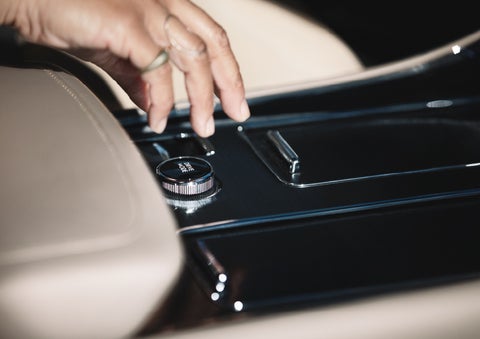 A hand reaching for the Lincoln Drive Modes knob of a 2024 Lincoln Aviator® SUV | Courtesy Lincoln in Altoona PA