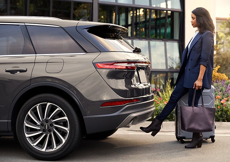 A woman with her hands full uses her foot to activate the available hands-free liftgate. | Courtesy Lincoln in Altoona PA
