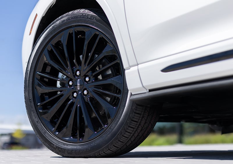 The stylish blacked-out 20-inch wheels from the available Jet Appearance Package are shown. | Courtesy Lincoln in Altoona PA