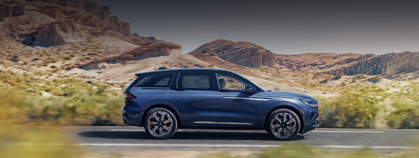 A 2024 Lincoln Nautilus® SUV is being driven in a desert setting. | Courtesy Lincoln in Altoona PA