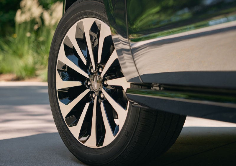 A detail shot of the Lincoln Navigator® Reserve model with available 22-inch, 12-spoke bright-machined aluminum wheels.