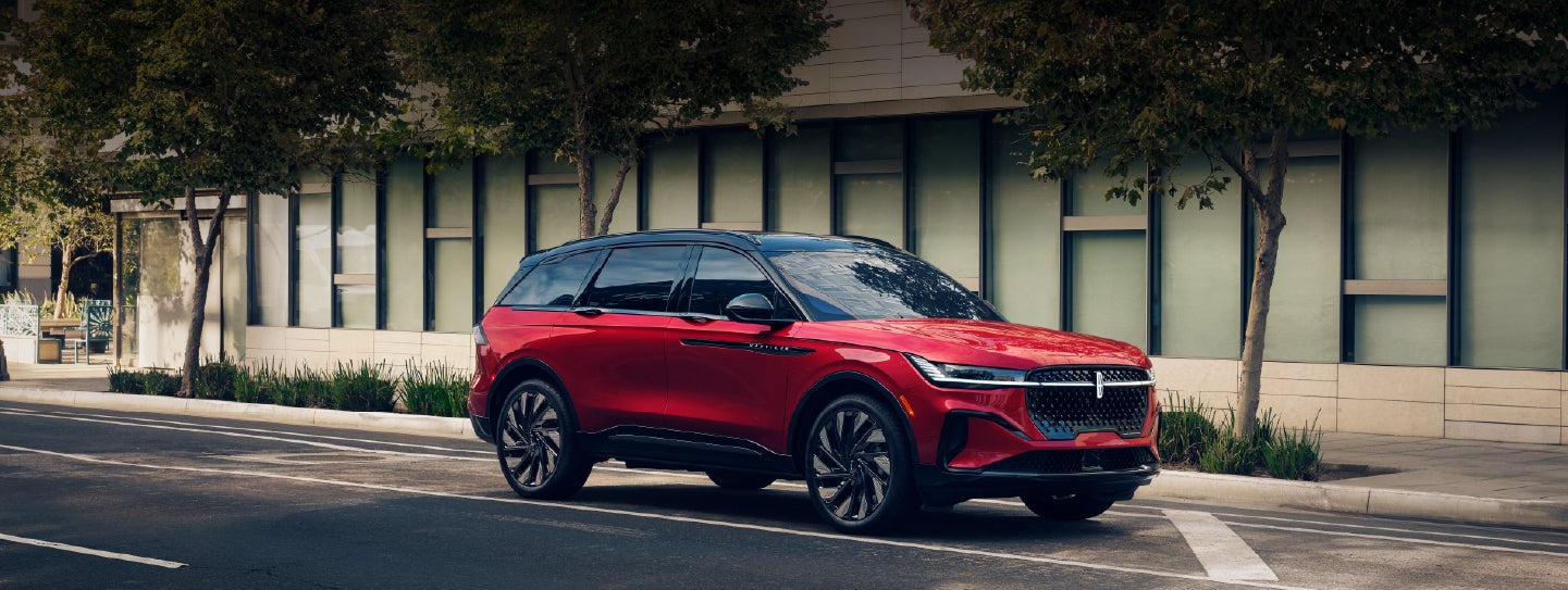 A 2025 Lincoln Nautilus® SUV with an available hybrid powertrain is parked in an urban setting. | Courtesy Lincoln in Altoona PA