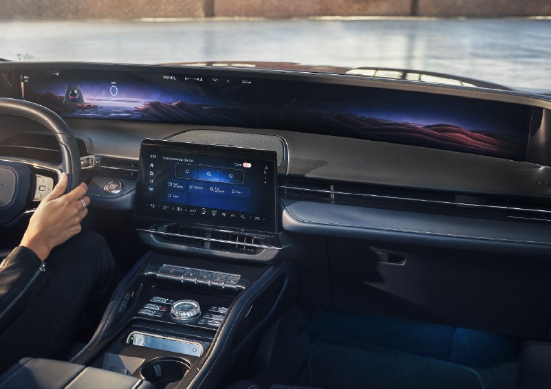 The center LCD touchscreen allows for easy personalization of key information. | Courtesy Lincoln in Altoona PA