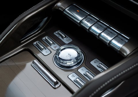 A crystal-inspired volume knob is shown in the center floor console of a 2026 Lincoln Nautilus® SUV. | Courtesy Lincoln in Altoona PA